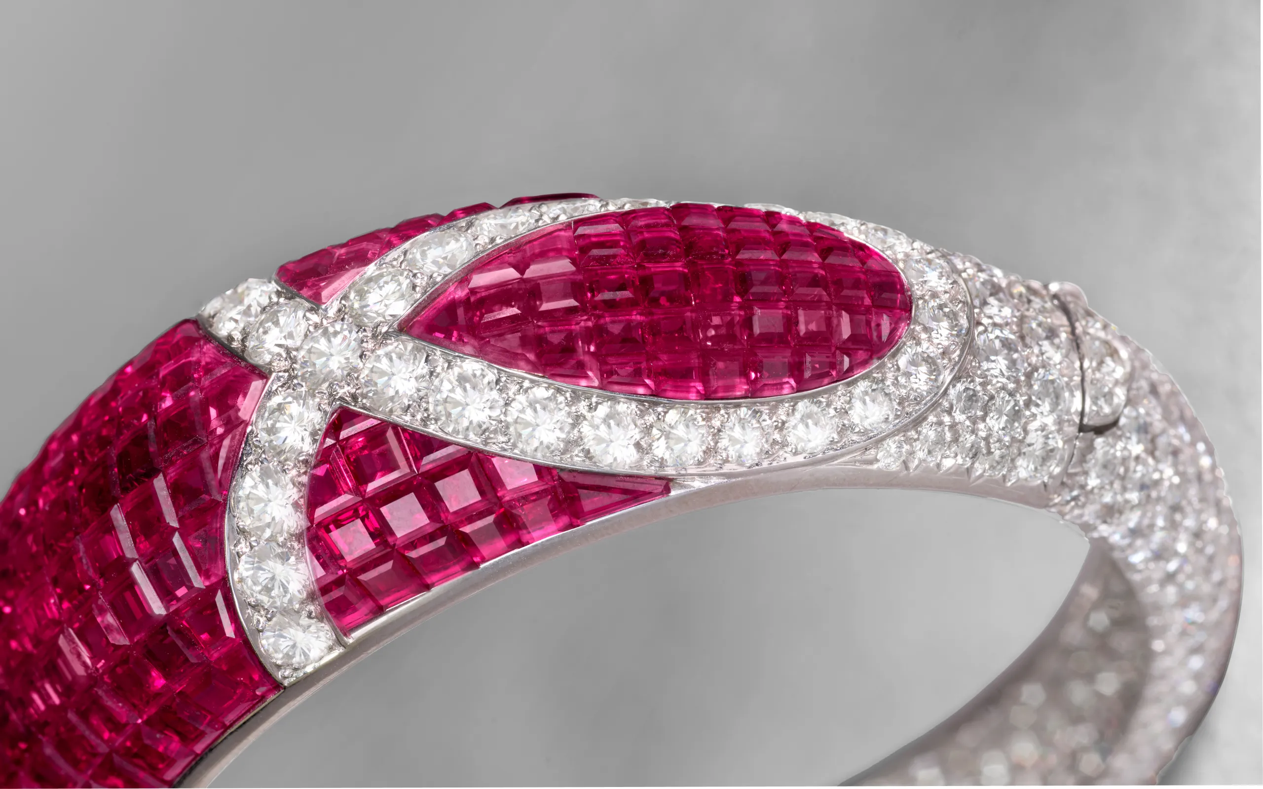 Ever since it was patented in 1933, the Mystery Setting has played a prominent role in Van Cleef & Arpels' stylistic identity