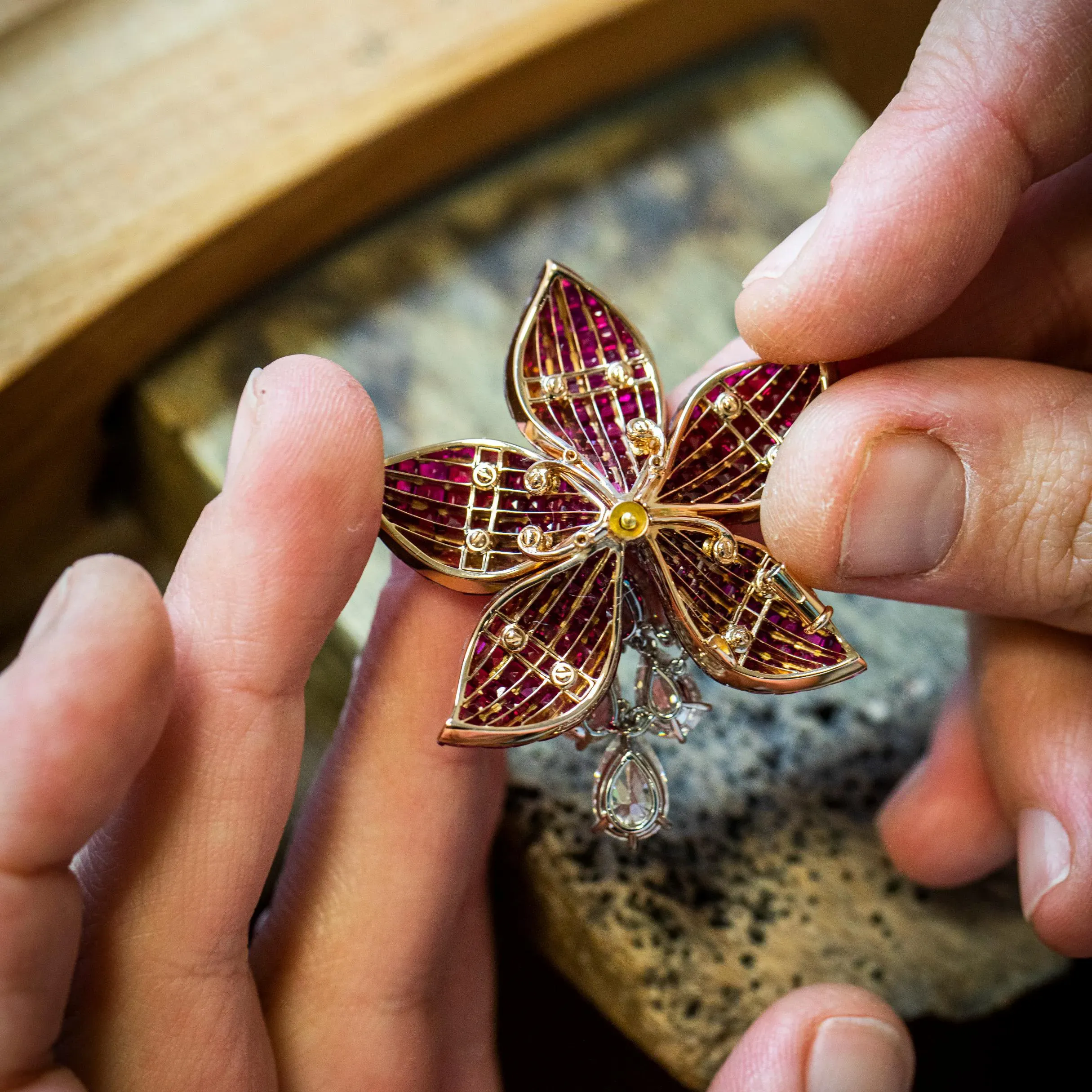 The reverse of a Mystery Set jewel reveals a lattice of very fine gold threads 