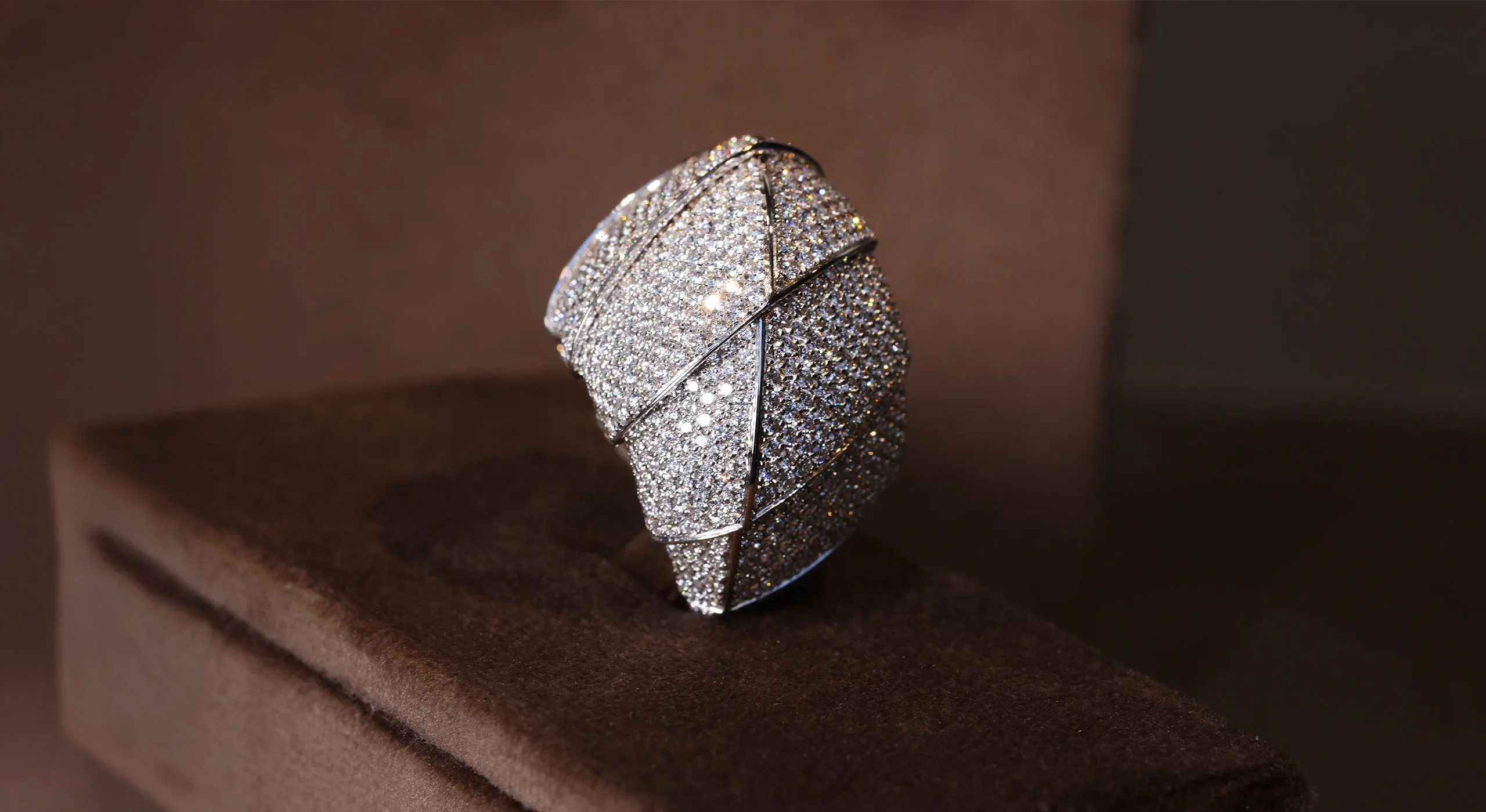 Vhernier Forma Assoluta ring from the Ardis High Jewellery collection with 1,005 diamonds weighing 6.88 carats, set in 18k white gold 
