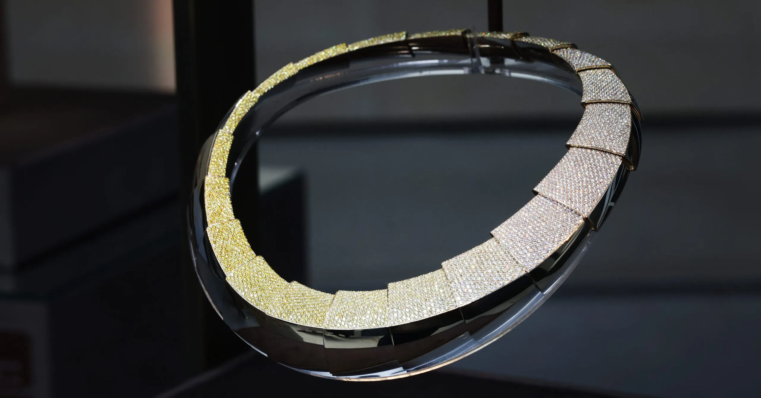 Vhernier Profilo Del Sole necklace from the Ardis High Jewellery collection with 987 white diamonds weighing 7.50 carats and 1,708 yellow diamonds weighing 12.80 carats, set in 18k white gold 