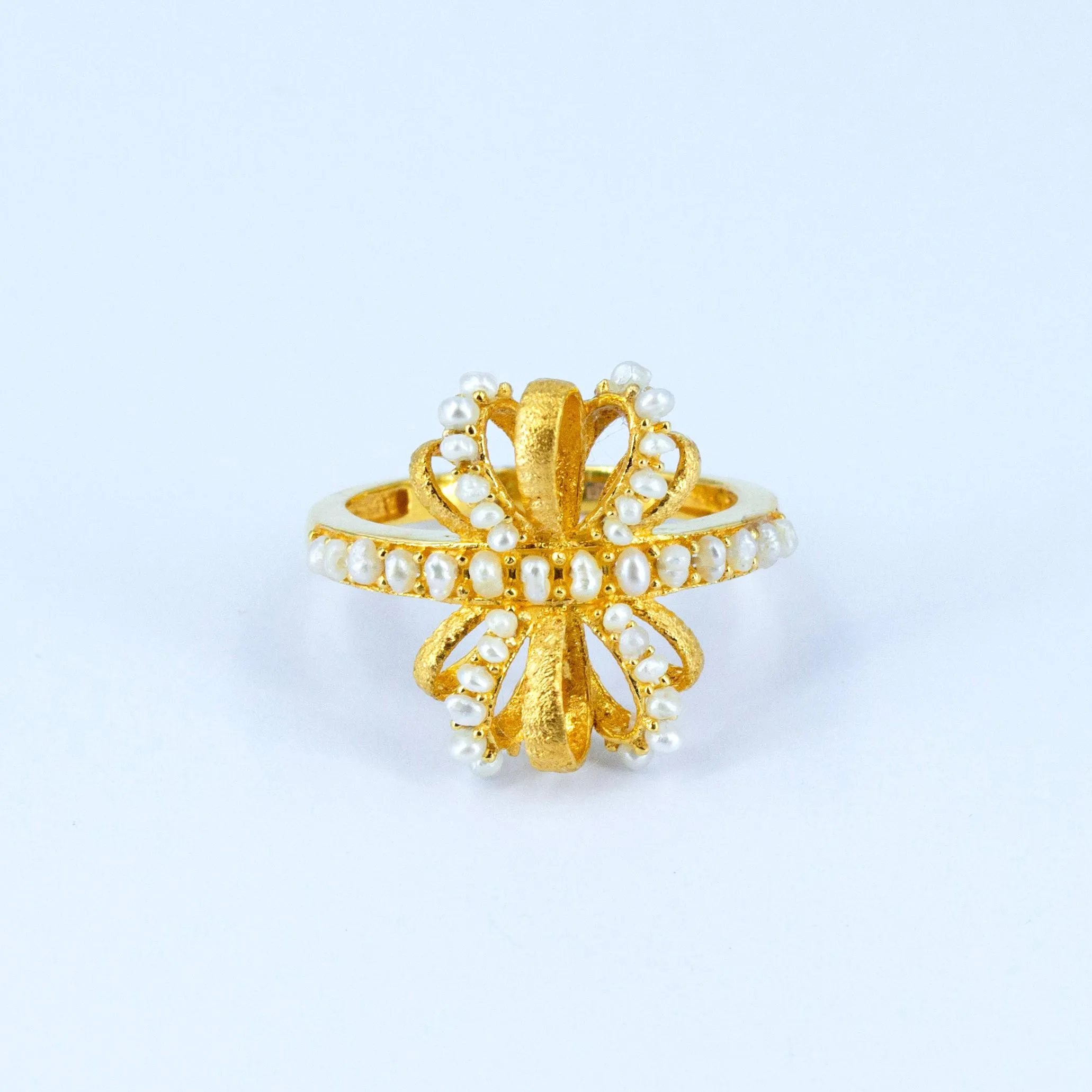 Pearl Biography Ribbon ring in 21k gold with 0.95 carats of natural Bahraini pearls 