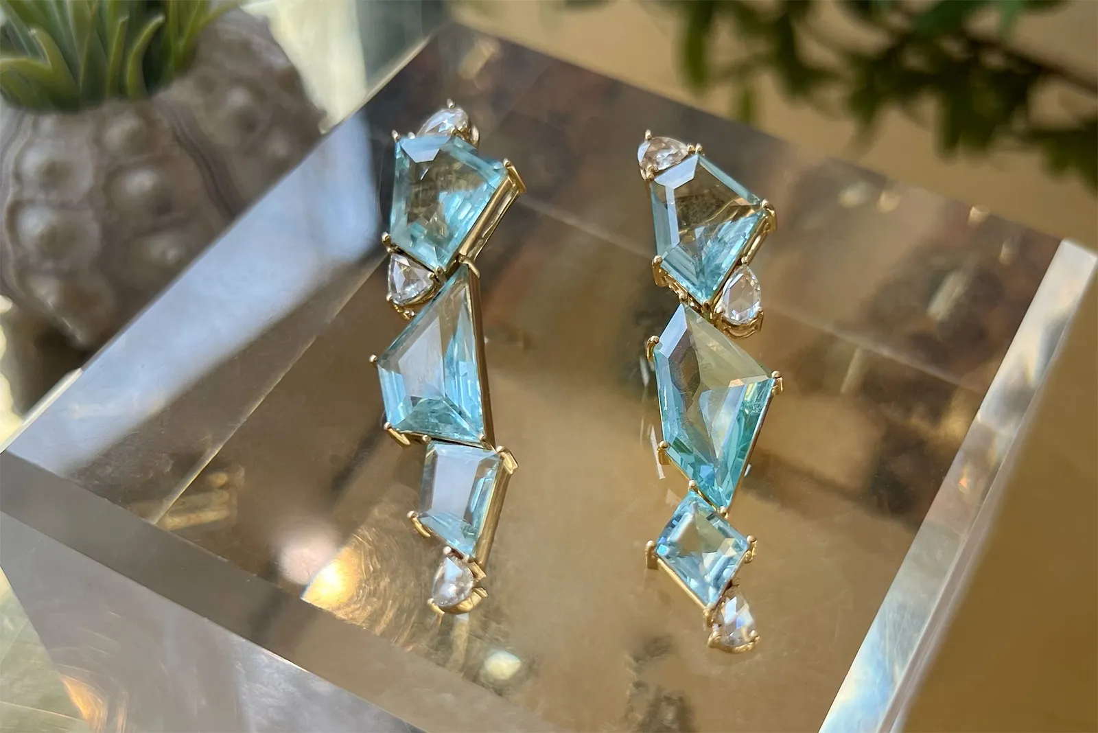 Yi Collection Contour High Jewellery earrings with 17.08 carats of custom-cut aquamarines and 1.04 carats of diamonds, set in 18k yellow gold