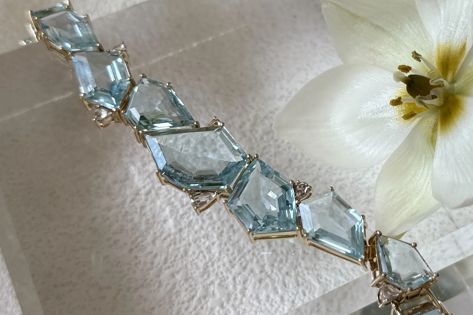 Yi Collection Contour High Jewellery bracelet with 33.56 carats of custom-cut aquamarines and 1.59 carats of diamonds, set in 18k gold