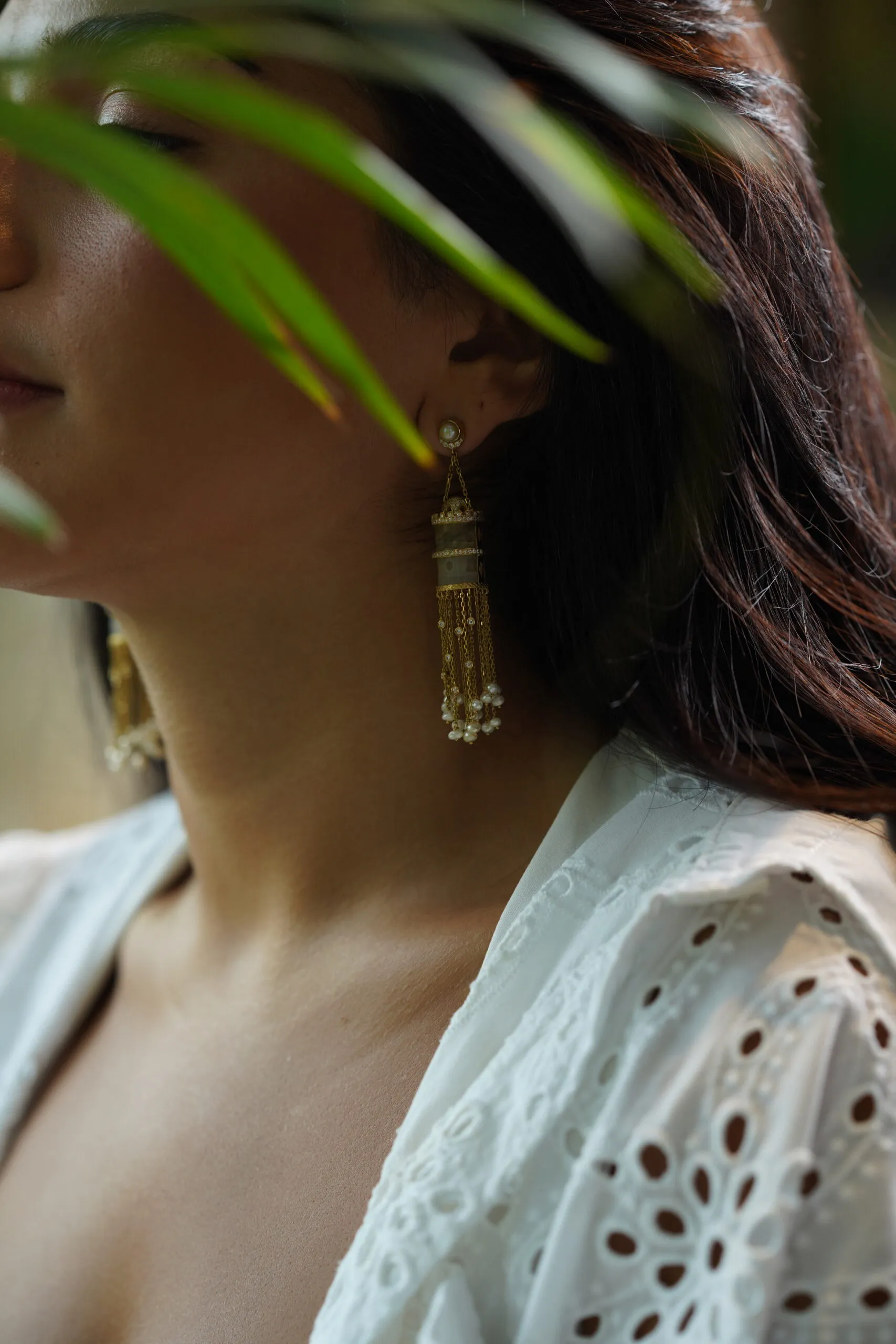 The 18k yellow gold Qasr Al Hons Agate earrings by Kyan Jewelry are inspired by the iconic Abu Dhabi tower, set with carved agates, diamonds, and Bahraini natural pearls