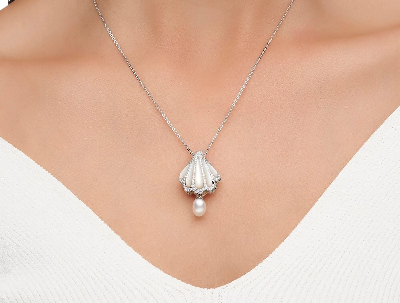 Paspaley Clam Shell pendant with mother of pearl, diamonds and a 6mm Keshi pearl in 18k white gold 