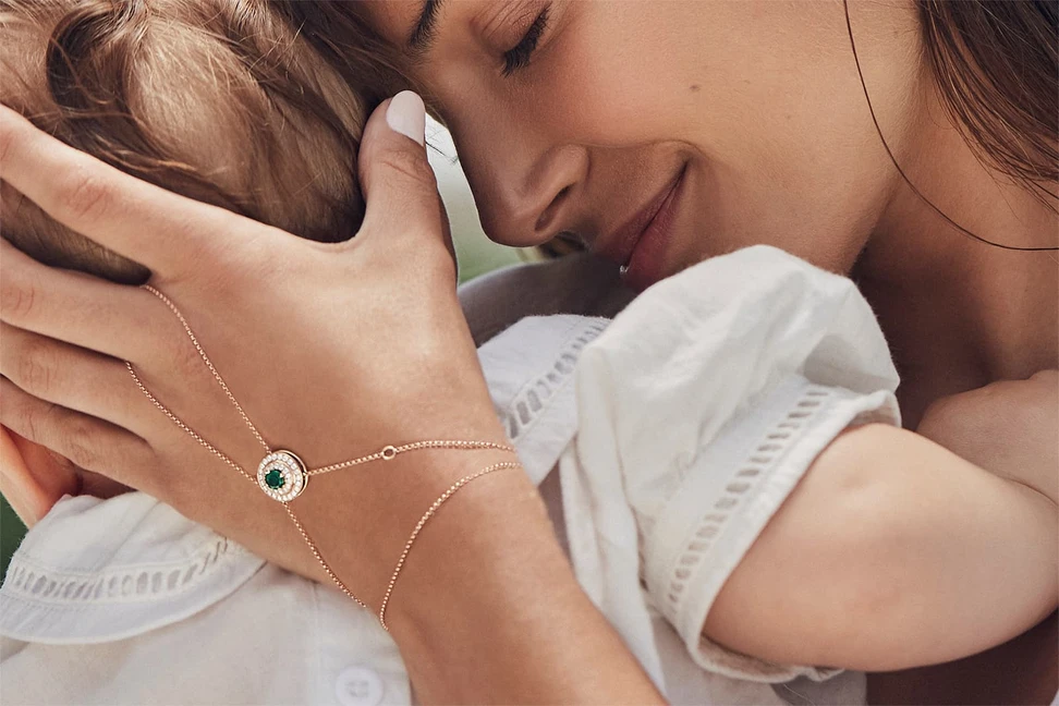 <p>Alice Van Cal ‘Alice Sphere’ adaptable hand jewellery with emerald and diamonds in 18k yellow gold</p>