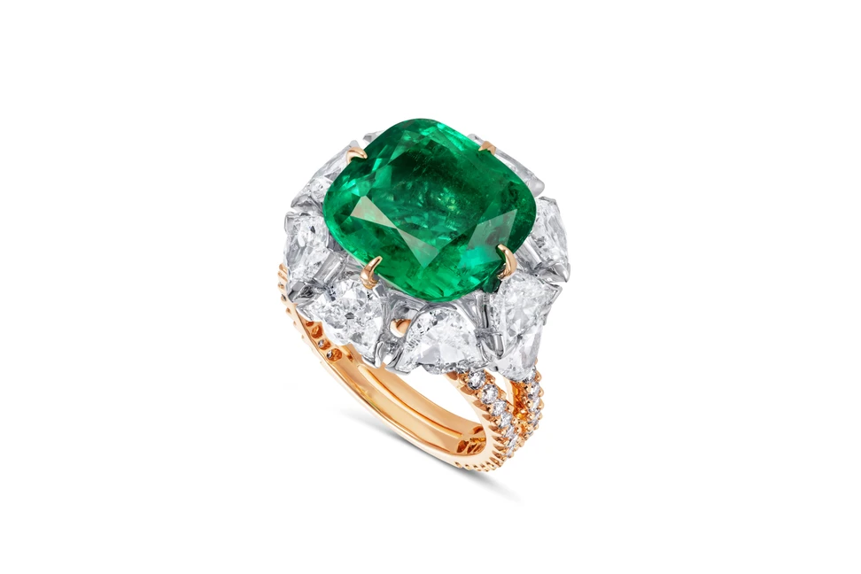 <p>Alok Lodha gold, emerald and diamond ring</p>
