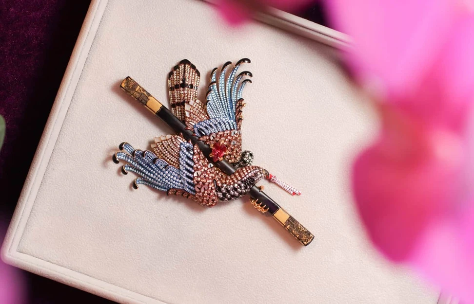 <p>Austy Lee ‘The “Un Berkutchi” Brooch’ in 18K yellow gold with antique Meiji lacquerware hairpin, red and black enamel, onyx, lapiz, mop, rubellite from Botswana and diamonds</p>