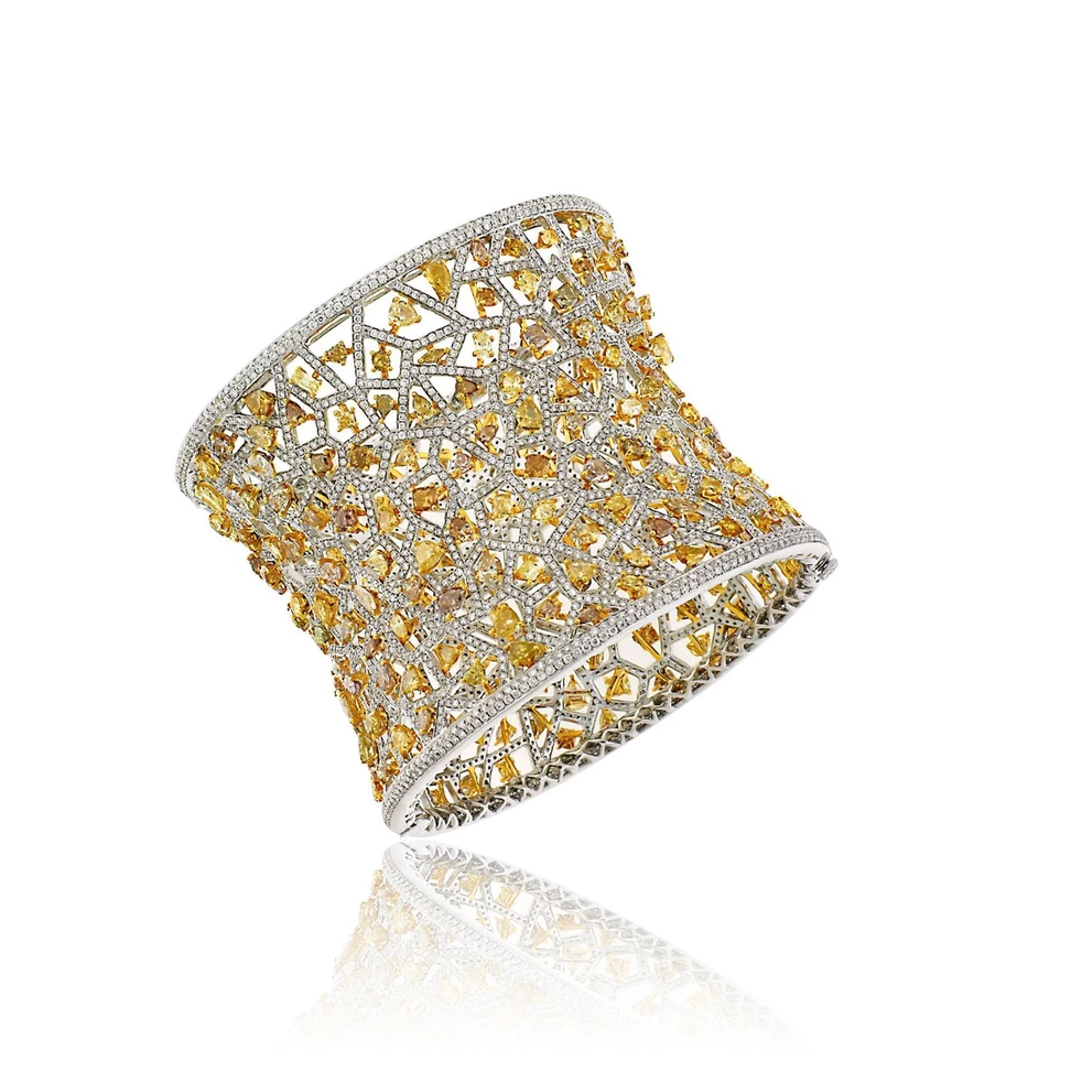 <p>Avakian cuff bracelet in white gold with colourless and yellow diamonds</p>