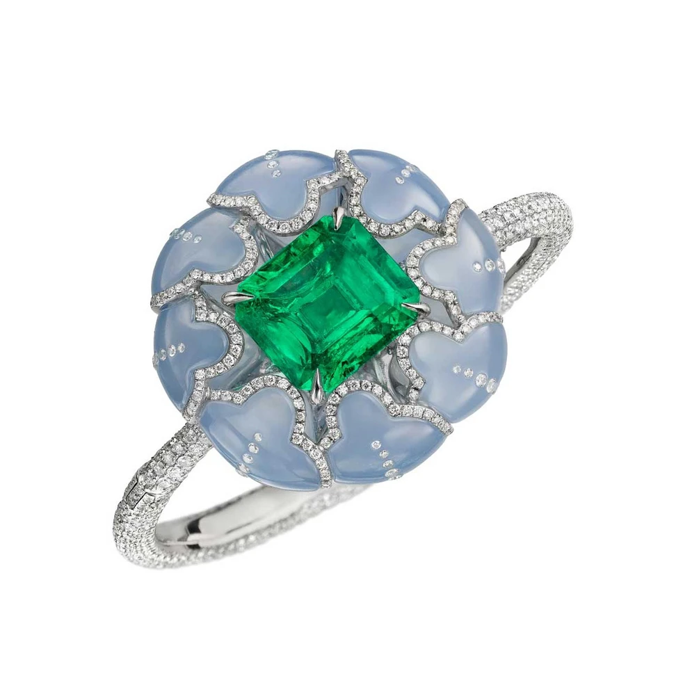 <p>Boghossian Jewels Arabesque bracelet from the Ballet Oriental collection, set with a Colombian emerald and diamonds</p>
