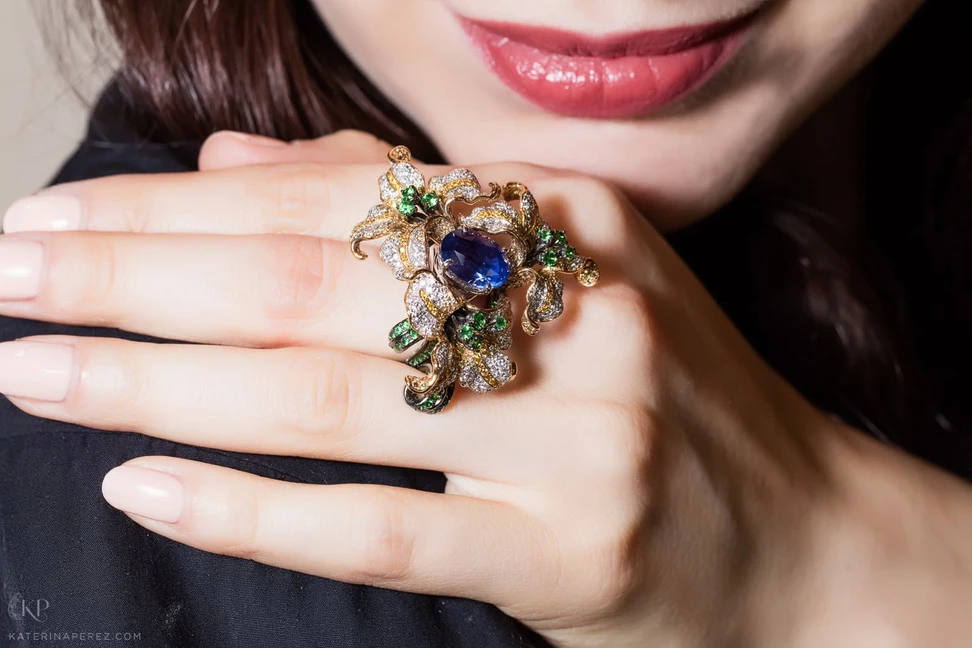 <p>Caratell flower ring with an oval sapphire, tsavorires and diamonds</p>
