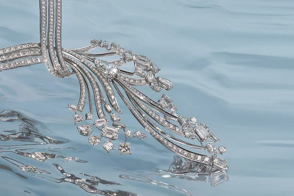 <p>Chaumet Déferlante necklace in white gold, set with brilliant-cut, princess-cut, pear-shaped, square-cut and baguette-cut diamonds</p>
