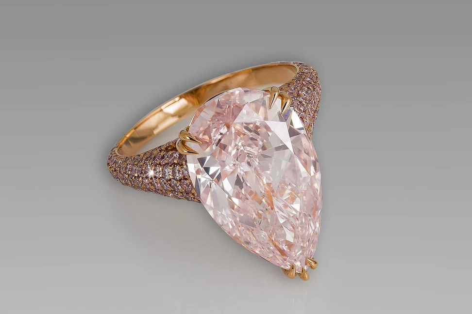 <p>David Morris with a Fancy Pink teardrop diamond weighing in at 8.06ct</p>