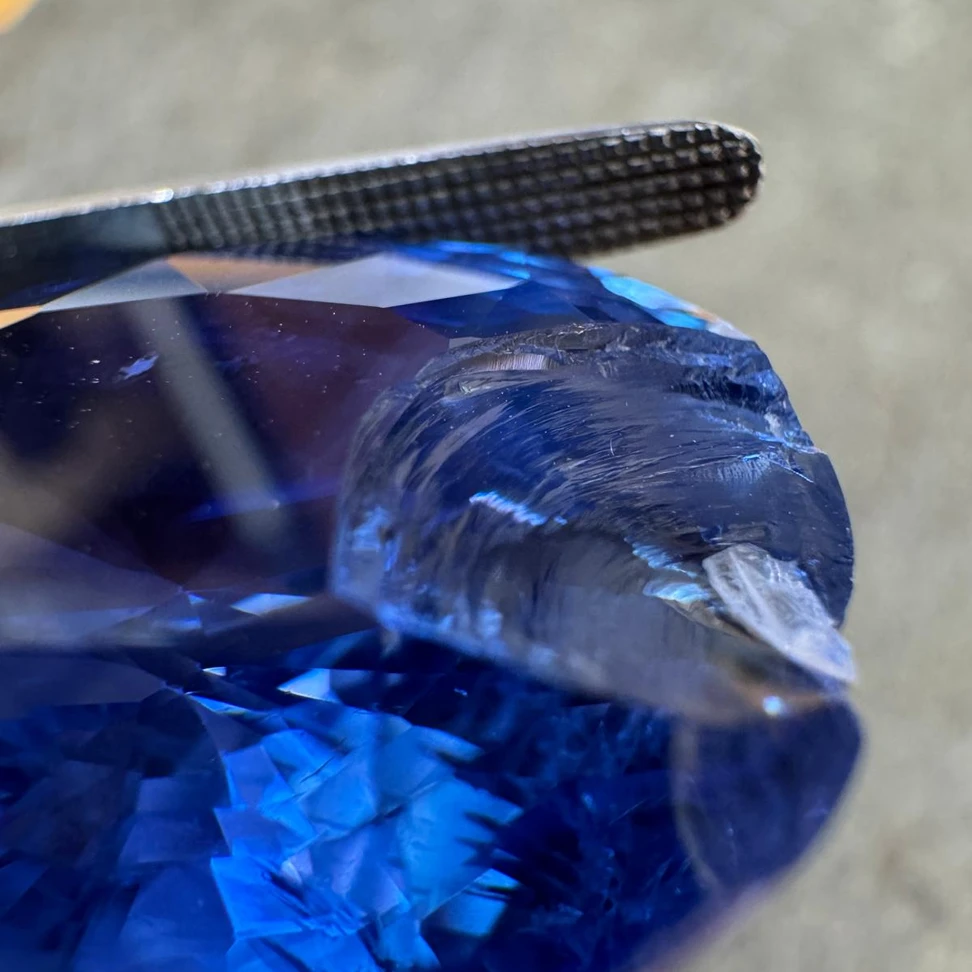 <p>There was no reason the one-carat chunk should have broken off the 40-carat sapphire</p>
