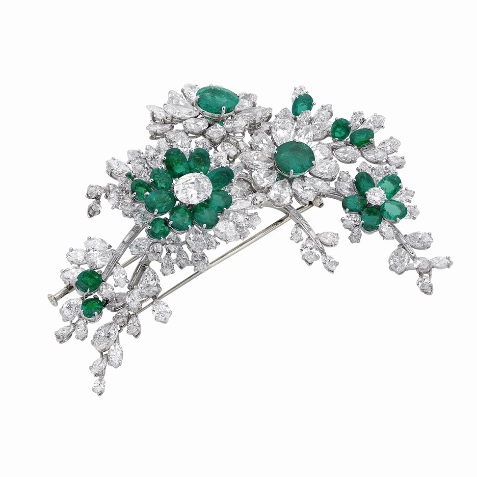 <p>Elizabeth Taylor&#8217;s en tremblent brooch with emeralds and diamonds from Bulgari</p>
