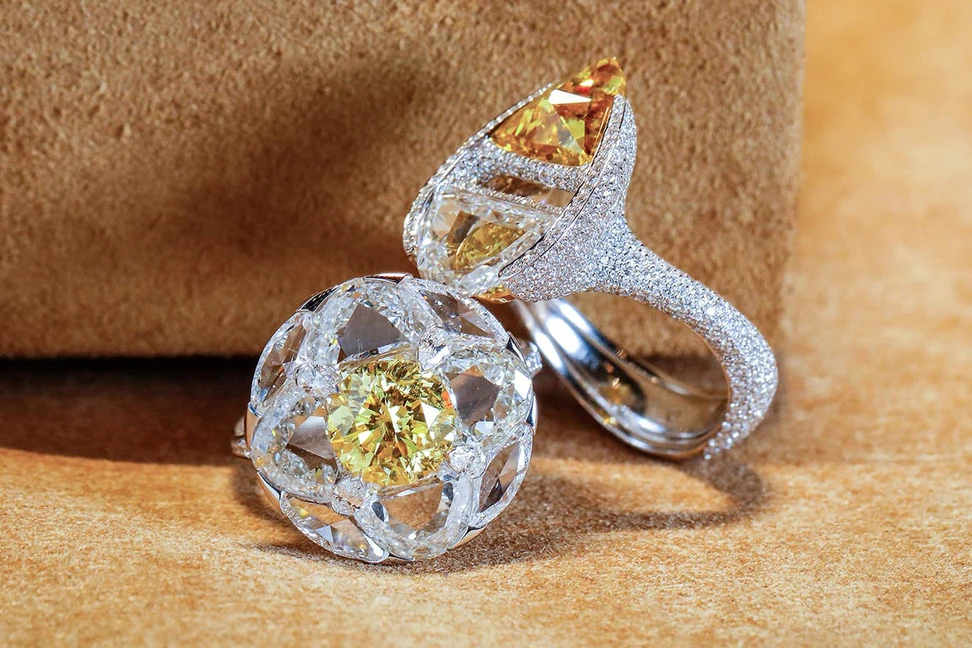 <p>FORMS custom-cut colourless diamond and fancy yellow diamond rings </p>
