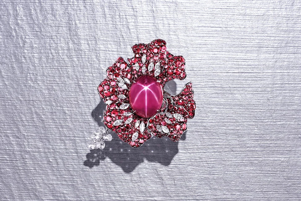 <p>Feng J &#8216;Amour Code&#8217; ring with an oval star ruby, rubies and diamonds</p>
