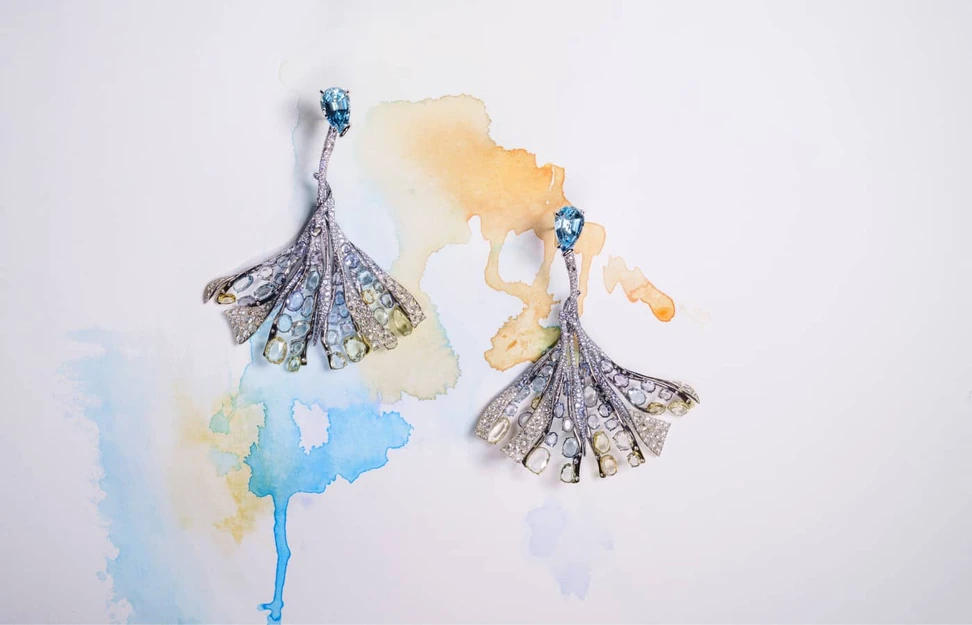 <p>Feng J Impression of Gingko Impression earrings aquamarine, precious gemstones and diamond</p>
