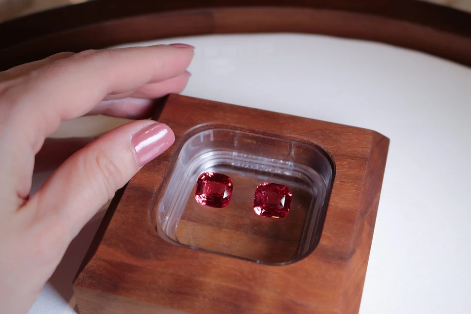 <p>A matching pair of spinels from the House of Gübelin </p>
