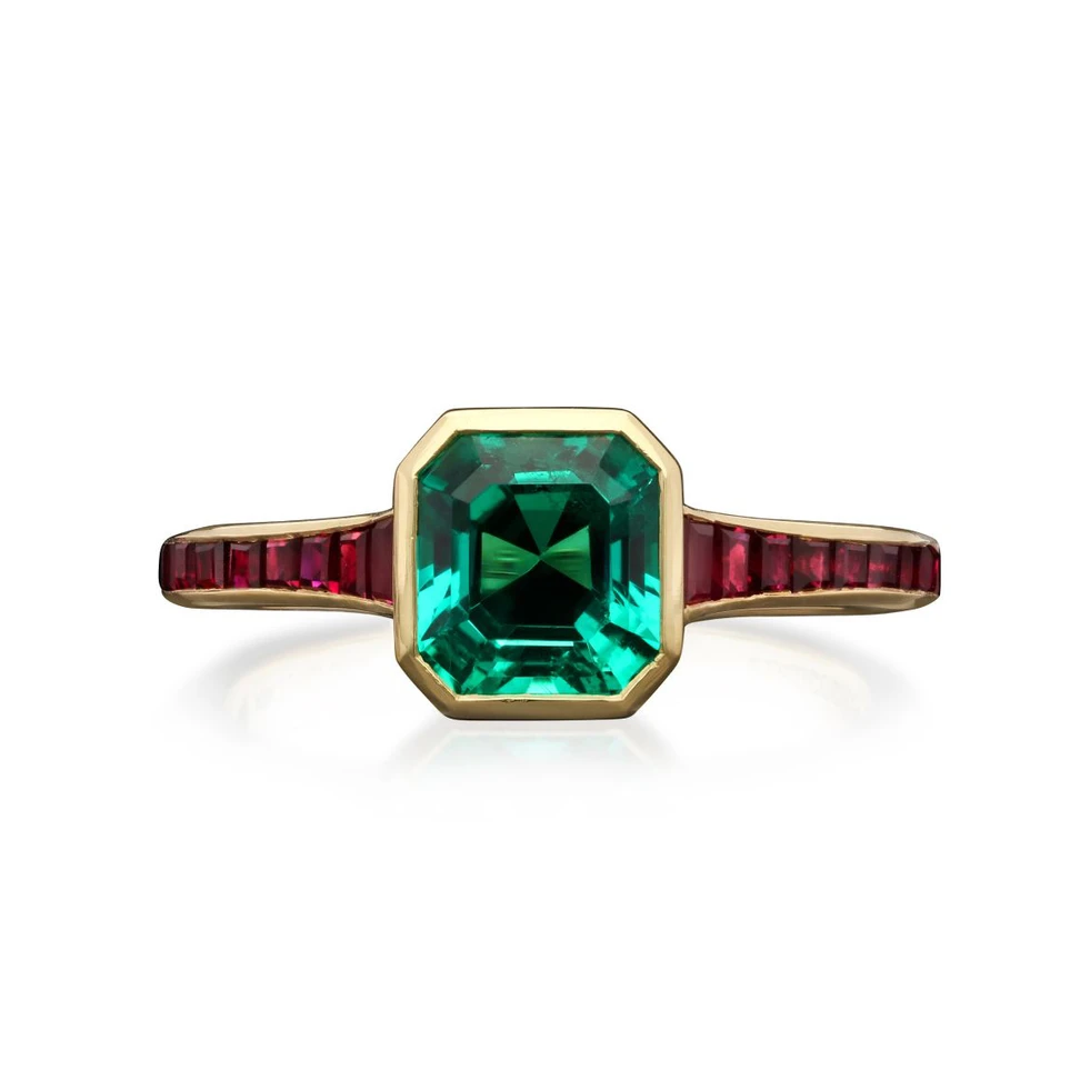 <p>Hancocks 1.29-ct Emerald-cut Colombian no oil emerald with ruby shoulders</p>

