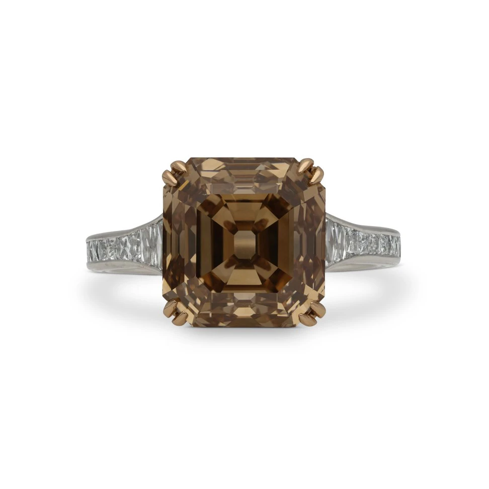 <p>Hancocks 6.39ct Fancy Yellow-Brown Asscher-cut diamond ring with French-cut diamond shoulders</p>
