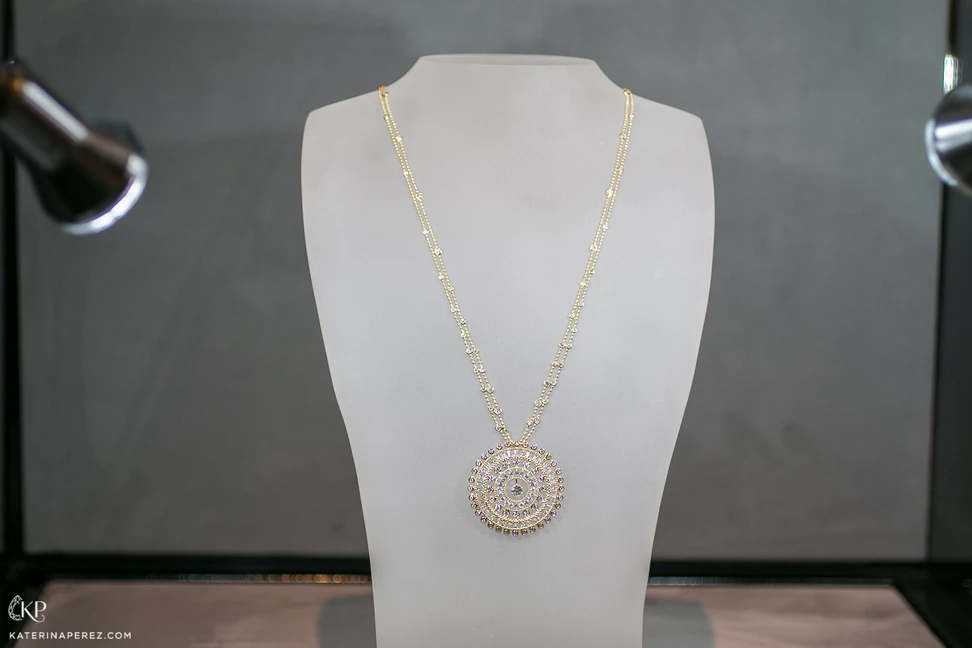 <p>Harakh &#8216;Sunlight&#8217; necklace with diamonds in yellow gold</p>

