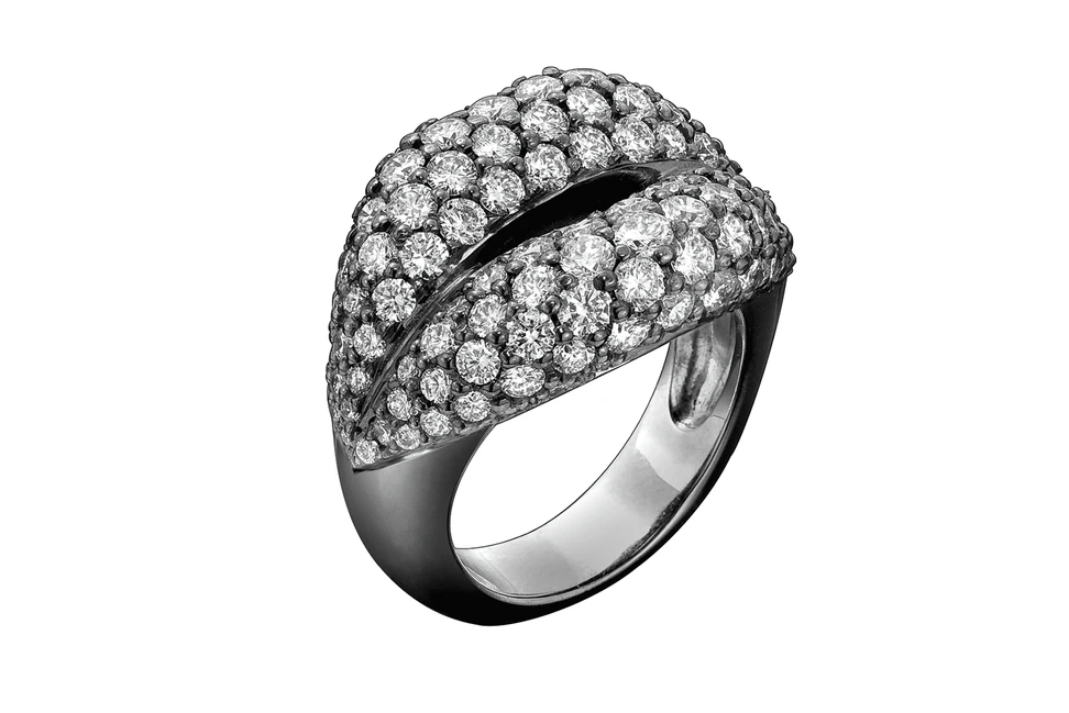 <p>Hotlips Diamond Pave ring set with round brilliant cut diamonds in blackened 18kt white gold by Solange Azagury-Partridge</p>
