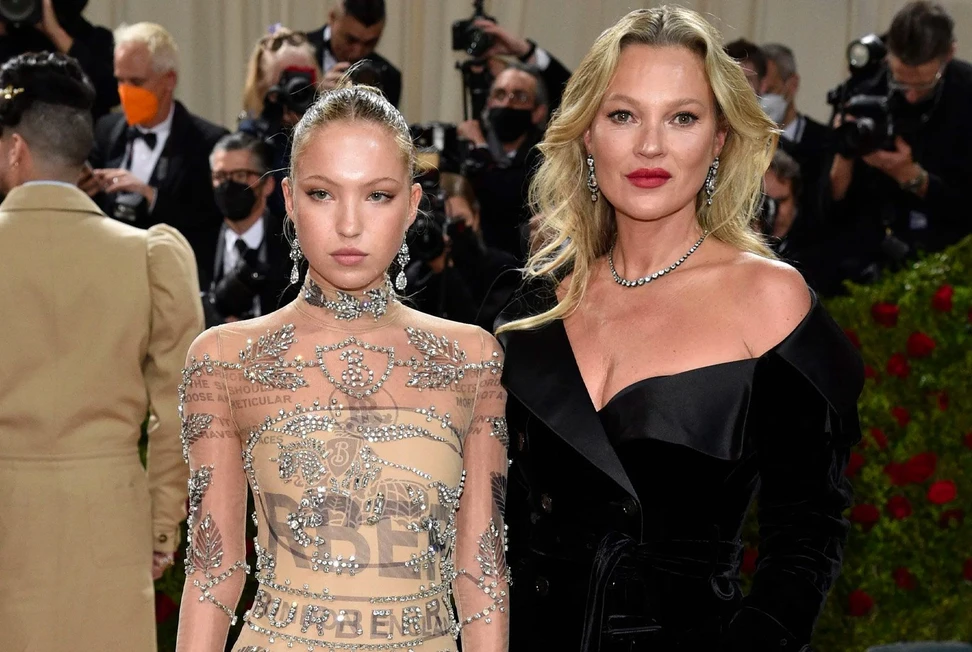 <p>Kate Moss alongside her daughter Lila Grace Moss Hack wearing jewels from A La Vieille Russie at the Met Gala 2022</p>