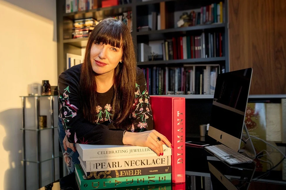 <p>Katerina Perez and her books</p>
