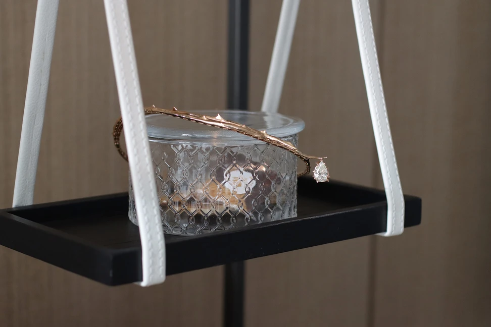 <p>A vine of 18k gold wraps gently around the neck in the Kefah choker, with a pear shape diamond dangling from the tip</p>
