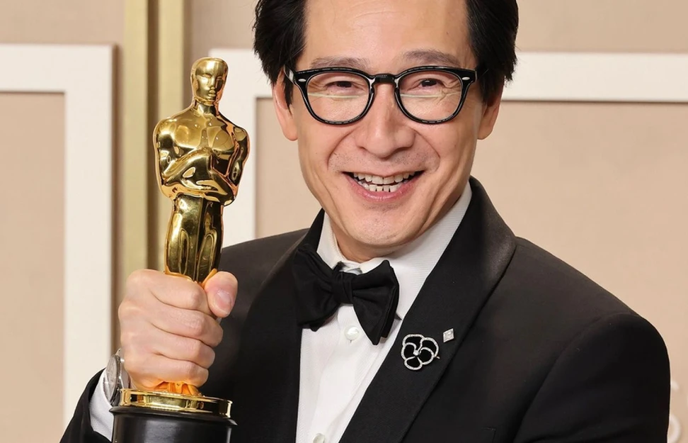 <p>Ke Huy Quan wears Fred Leighton lapel pins at the 95th Academy Awards, including a diamond and black velvet pansy and a 2.50 carat lozenge-shaped diamond</p>