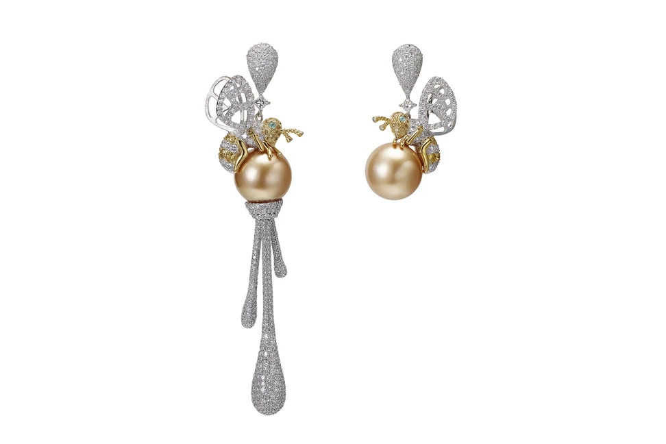 <p><span class="TextRun BCX0 SCXP254411066" lang="EN-US" xml:lang="EN-US" data-scheme-color="@000000,," data-usefontface="true" data-contrast="none"><span class="NormalTextRun BCX0 SCXP254411066">The Gaudium’s Nectar Edition</span></span> e<span class="TextRun BCX0 SCXP254411066" lang="EN-US" xml:lang="EN-US" data-scheme-color="@000000,," data-usefontface="true" data-contrast="none"><span class="NormalTextRun BCX0 SCXP254411066">arrings <span class="TextRun SCXP263013176 BCX0" lang="EN-US" xml:lang="EN-US" data-scheme-color="@000000,," data-usefontface="true" data-contrast="none"><span class="NormalTextRun SCXP263013176 BCX0">from <span class="TextRun BCX0 SCXP163336872" lang="EN-US" xml:lang="EN-US" data-scheme-color="@000000,," data-usefontface="true" data-contrast="none"><span class="NormalTextRun BCX0 SCXP163336872">Youngsun Nam’s</span></span> Inner Garden </span></span><span class="TextRun SCXP263013176 BCX0" lang="EN-US" xml:lang="EN-US" data-scheme-color="@000000,," data-usefontface="true" data-contrast="none"><span class="NormalTextRun SCXP263013176 BCX0">Collection</span></span><span class="TextRun SCXP263013176 BCX0" lang="EN-US" xml:lang="EN-US" data-scheme-color="@000000,," data-usefontface="true" data-contrast="none"><span class="NormalTextRun SCXP263013176 BCX0"> in 18k gold, </span></span></span></span><span class="TextRun BCX0 SCXP254411066" lang="EN-US" xml:lang="EN-US" data-scheme-color="@000000,," data-usefontface="true" data-contrast="none"><span class="NormalTextRun BCX0 SCXP254411066">diamonds, yellow sapphires and Paraiba tourmalines. The birds are depicted resting on two golden South Sea pearls</span></span></p>