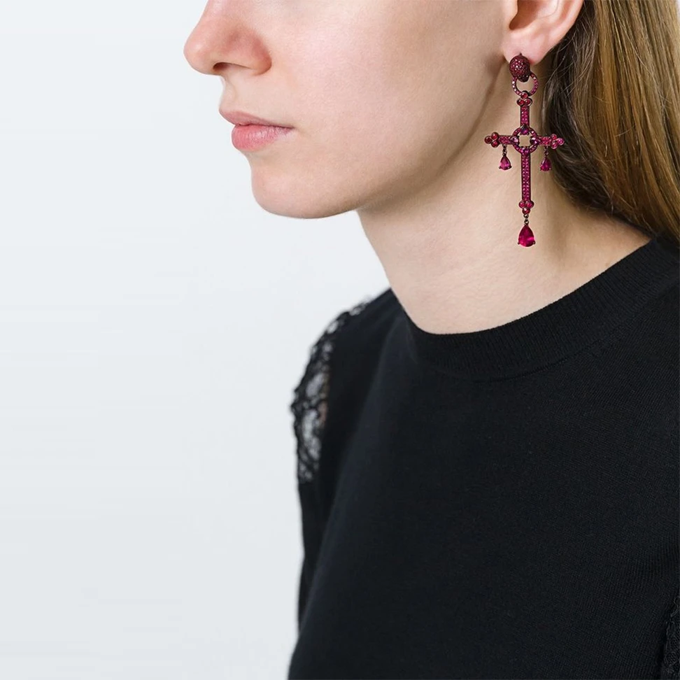 <p class="Iqi dyH X8m Cc2 V2L G1E">Lydia Courteille ruby cross skull earrings</p>
