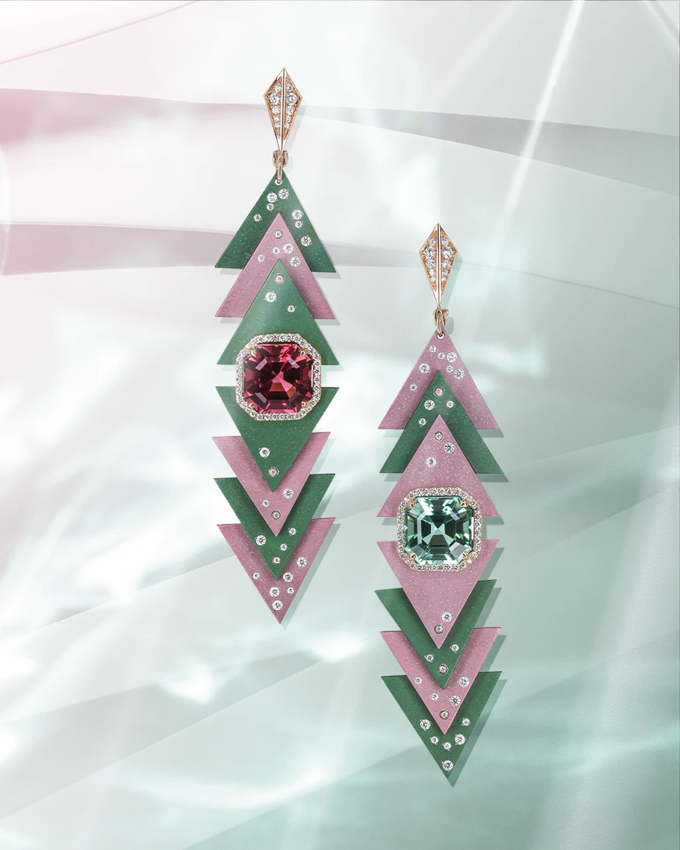 <p>Mayiana MY Bicolor earrings with one pink tourmaline of 7.99 carats, a green tourmaline of 7.66 carats, and nearly one carat of diamonds set in 18k rose gold and pink and green aluminium</p>
