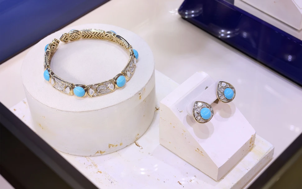 <p>Marina B Medieval Arabesque turquoise, pearl and diamond collar and earrings in 18k yellow gold</p>