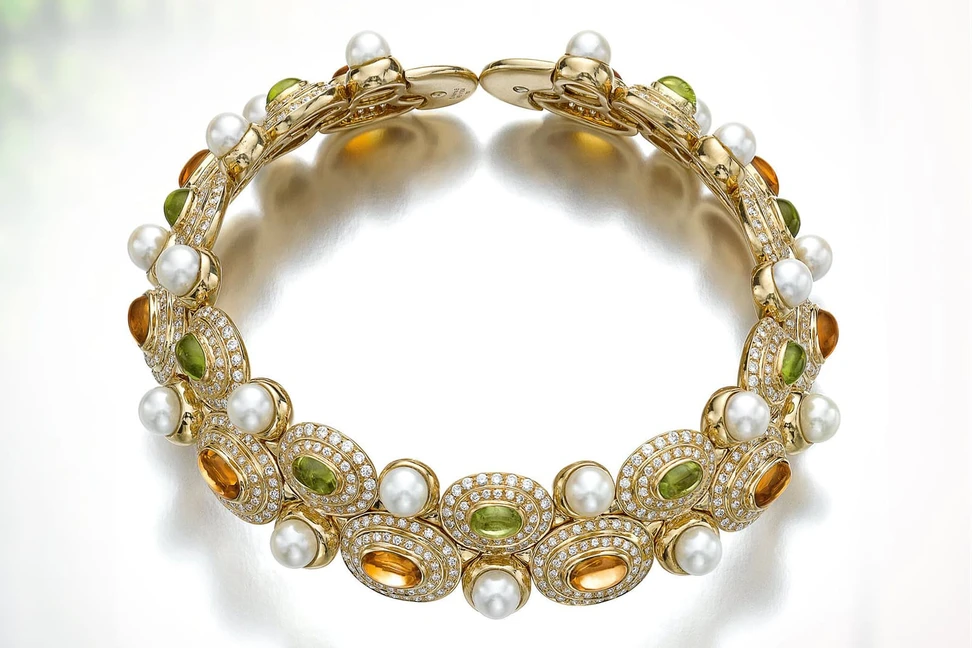 <p>Marina B. choker with peridot, citrine, pearls and diamonds in yellow gold</p>
