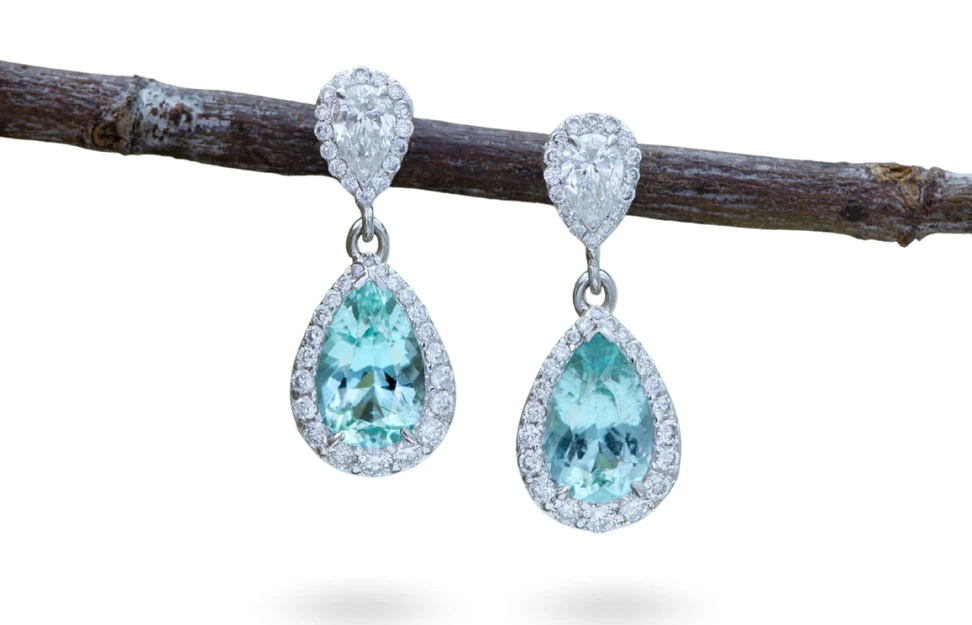 <p>Morebelli earrings with two Paraiba tourmalines of 2.08 carats originating from Ikalamavony, Madagascar, surrounded by 80 diamonds with a total weight of 1.18 carats </p>
