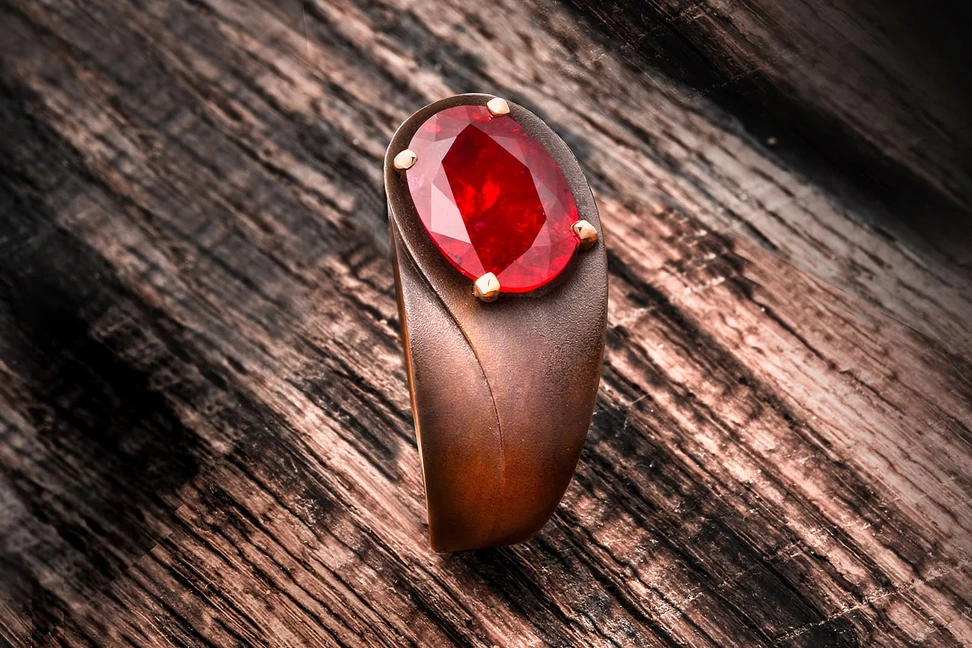 <p>Philippe Guilhem Vaya N°1 ring in bronze and gold, set with an oval-shaped ruby</p>
