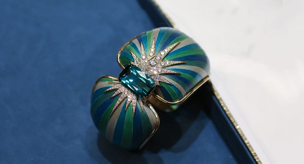 <p>Piaget &#8216;Sunlight Escape&#8217; collection ‘Green Aurora’ manchette with 14.53 ct cushion-cut tourmaline and diamonds with wood marquetry in 18K pink gold</p>
