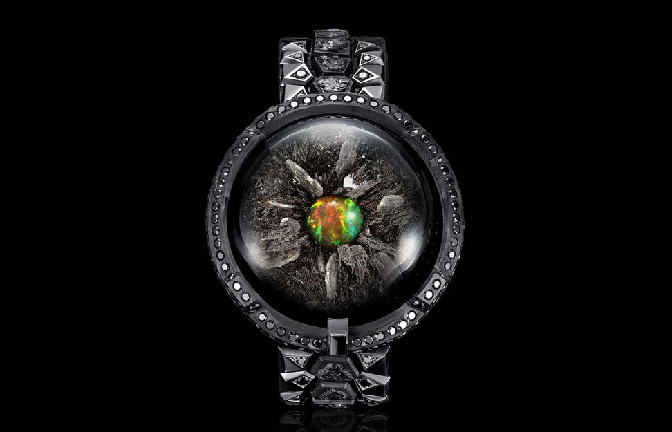 <p>Qannati Alpha Bracelet watch</p>