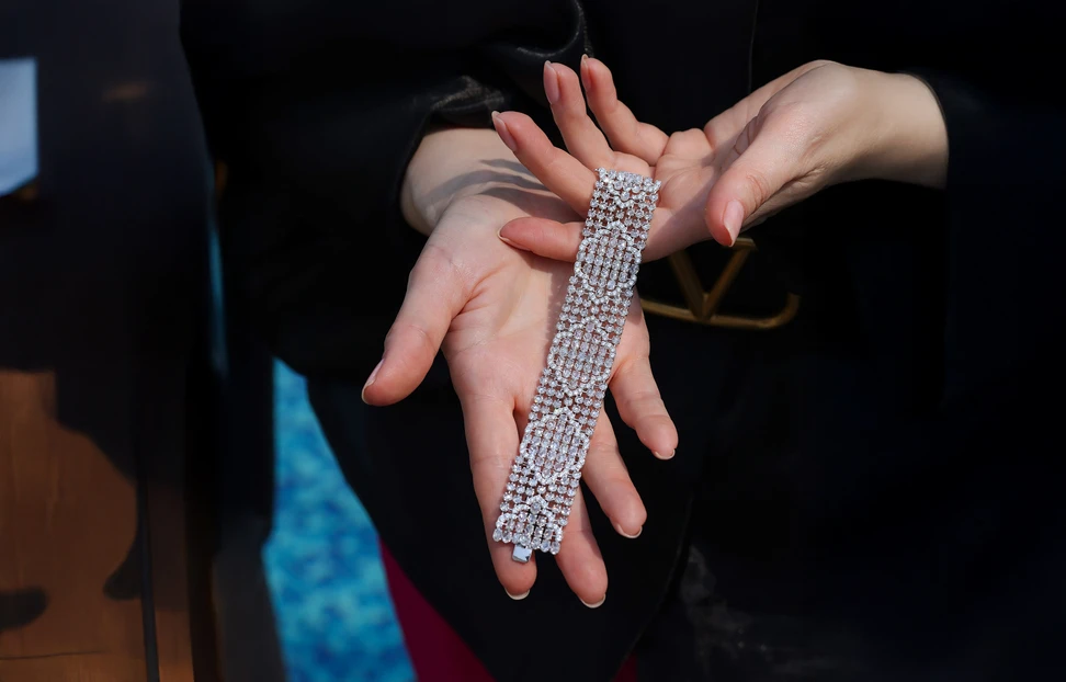 <p>Katerina Perez takes a closer look at the Deco Chain bracelet by Renu Oberoi with 23.24 carats of rose-cut and full-cut oval and round diamonds set in 18k gold</p>