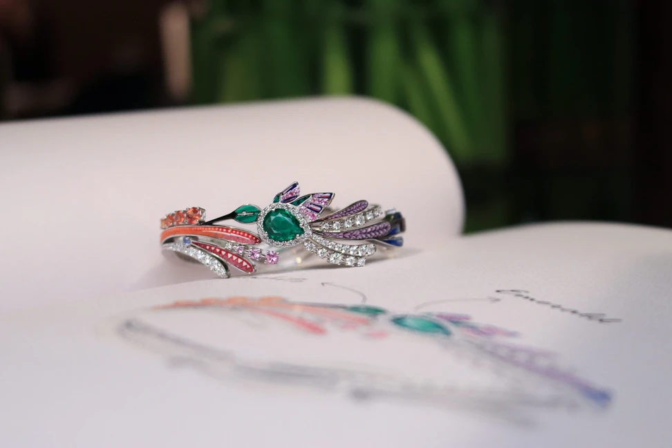 <p>SICIS Colibrì bracelet with pear-shaped emeralds, malachite inlay, multi-coloured sapphires, diamonds and colourful micromosaics inspired by the plumage of tropical hummingbirds </p>
