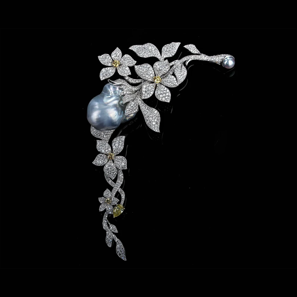 <p>Smart Arts Brooch with diamonds and baroque pearl</p>