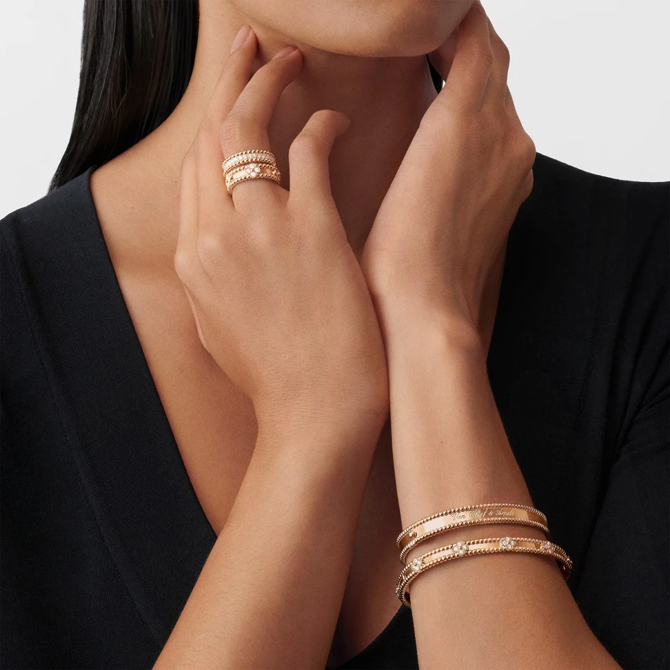 <p>Van Cleef&Arpels Perlée signature bracelet, medium model</p>