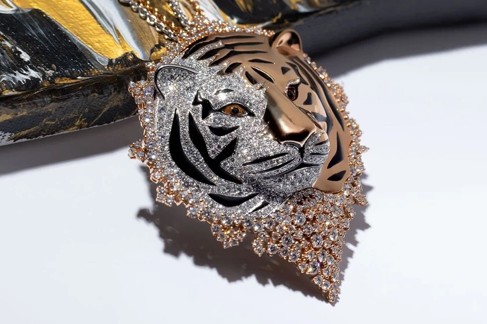 <p>Stenzhorn Savages Feline pendant in 18k gold with diamonds and yellow sapphires</p>
