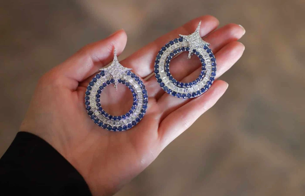 <p>TOi Sparkle Sapphire earrings with round brilliant-cut blue sapphires and fancy-cut diamonds</p>
