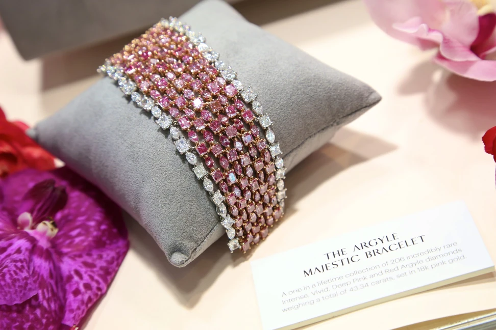 <p>The Argyle Majestic Bracelet with rare Intense, Vivid, Deep Pink and Red Argyle diamonds weighing a total of 43.34 carats</p>
