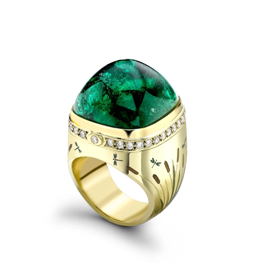 <p>Theo Fennell Opening Kissing Frog Ring With Fitted Case with 42.66ct emerald and 0.65ct diamonds in 18ct yellow gold</p>
