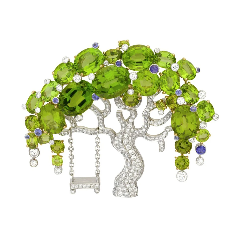 <p>Van Cleef &amp; Arpels Rêverie clip in gold, white gold, mauve sapphires, diamonds and peridots</p>
