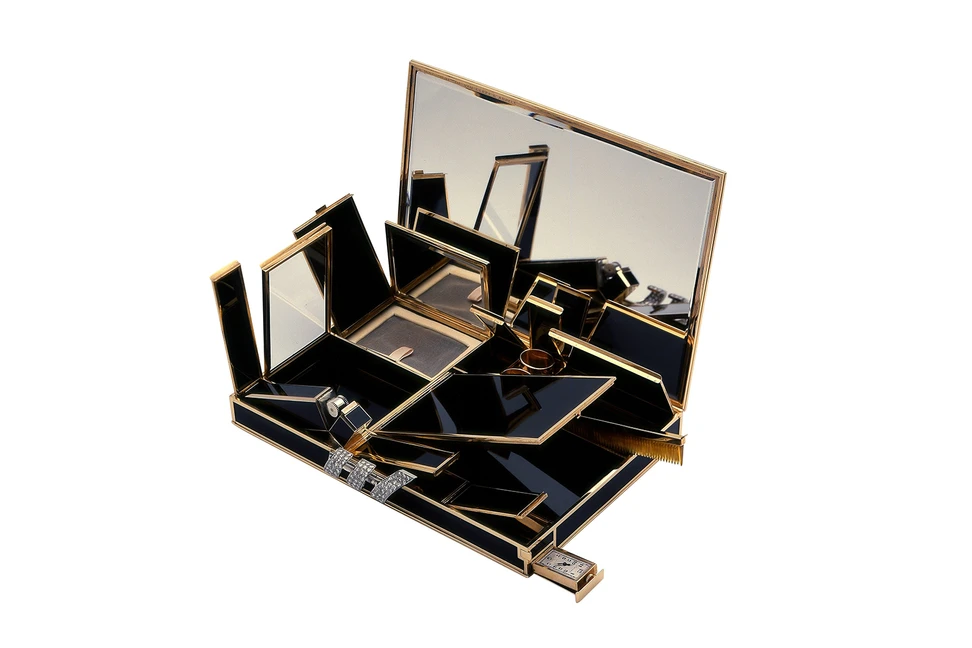 <p>Van Cleef &amp; Arpels minaudière with diamonds in 18K yellow gold, enamel and featuring a timepiece</p>
